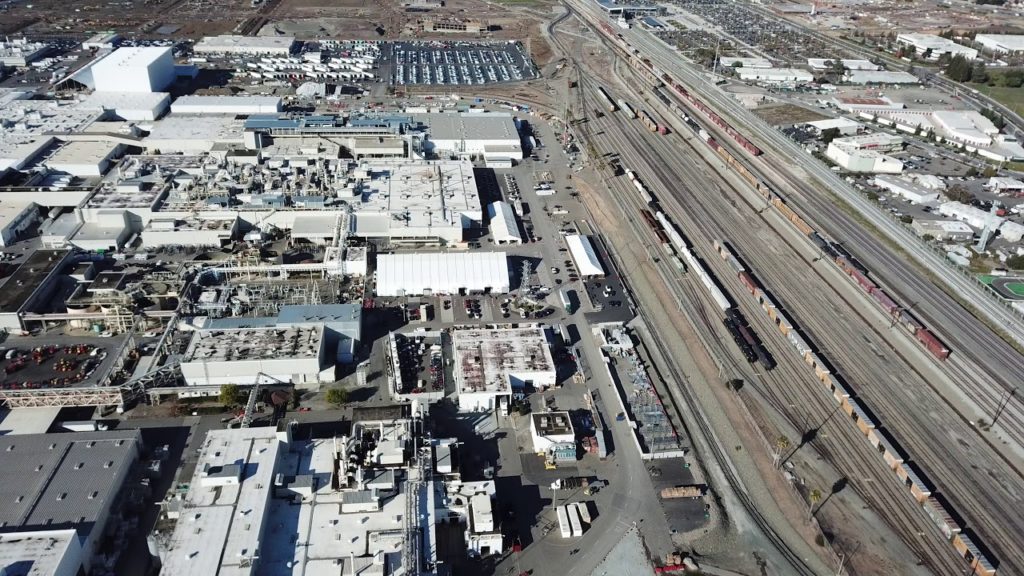 Images d’un drone survolant la Tesla Factory et ses Model 3