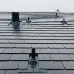 Les tuiles solaires Tesla installées sur le toit d'une maison de San José, USA