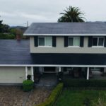 Les tuiles solaires Tesla installées sur le toit d'une maison de San José, USA