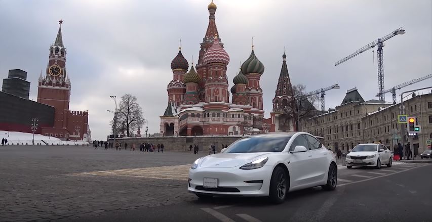 La première Tesla Model 3 dans les rues de Moscou en Russie
