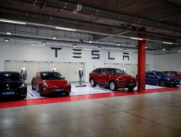 Elon Musk sort la première Tesla 100 % autonome