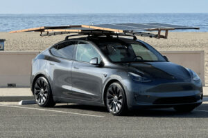 Tesla Model Y : En installant un panneau solaire sur son toit il gagne 32 km d’autonomie par jour