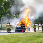 incident dramatique sur la route 59 à naperville : une tesla s'est écrasée et a pris feu, entraînant la fermeture de la route. découvrez les détails et les conséquences de cet accident.