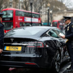tesla d'elon musk sanctionnée pour son refus répété de collaborer avec la police britannique dans les enquêtes sur les infractions routières, soulevant des questions sur la responsabilité des technologies automobiles.