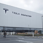 tesla réduit discrètement ses effectifs de 1 700 employés à la gigafactory de berlin, contredisant ses déclarations officielles.