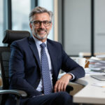 découvrez la synthèse percutante d'un expert chevronné sur tesla, résumée en trois mots clés suite à un rapport récent.