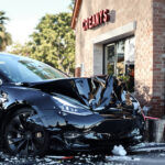 une tesla percute un restaurant à granada hills en plein déjeuner, provoquant des dégâts inattendus et perturbant la pause déjeuner des clients.
