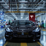 tesla annonce un investissement de 2,9 milliards de dollars pour l'achat d'équipements solaires auprès de fournisseurs chinois, renforçant son engagement dans les énergies renouvelables.