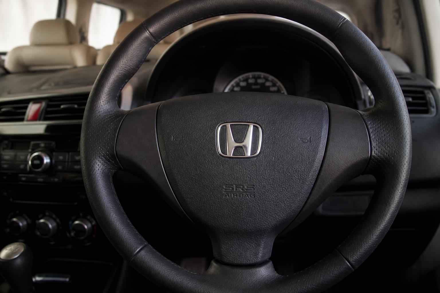 découvrez comment vérifier facilement si votre voiture est équipée d'un airbag takata rappelé pour défaut, afin de garantir votre sécurité et éviter tout risque.