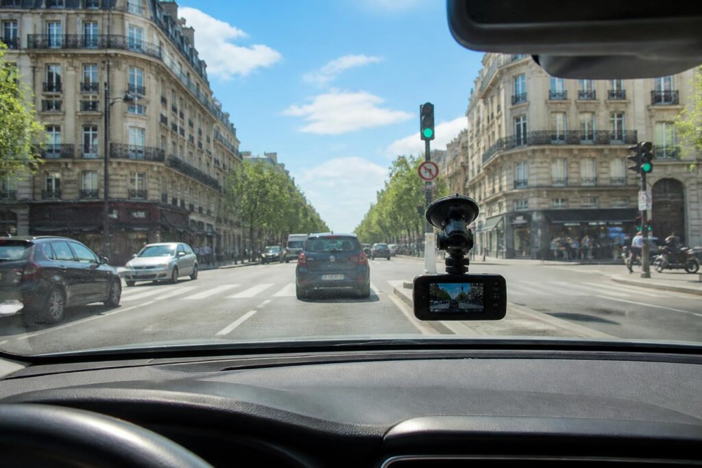 découvrez la réglementation française sur l'utilisation des dashcams, leurs conditions d'installation et les droits des usagers pour filmer en voiture en toute légalité.