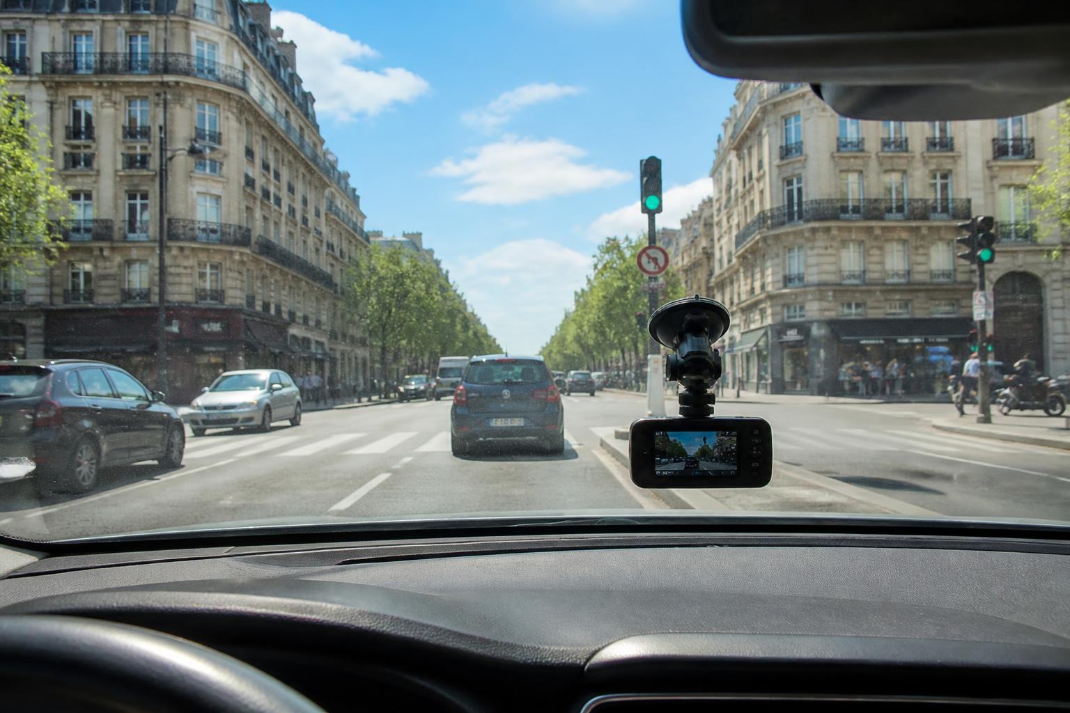 découvrez la réglementation française sur l'utilisation des dashcams, leurs conditions d'installation et les droits des usagers pour filmer en voiture en toute légalité.