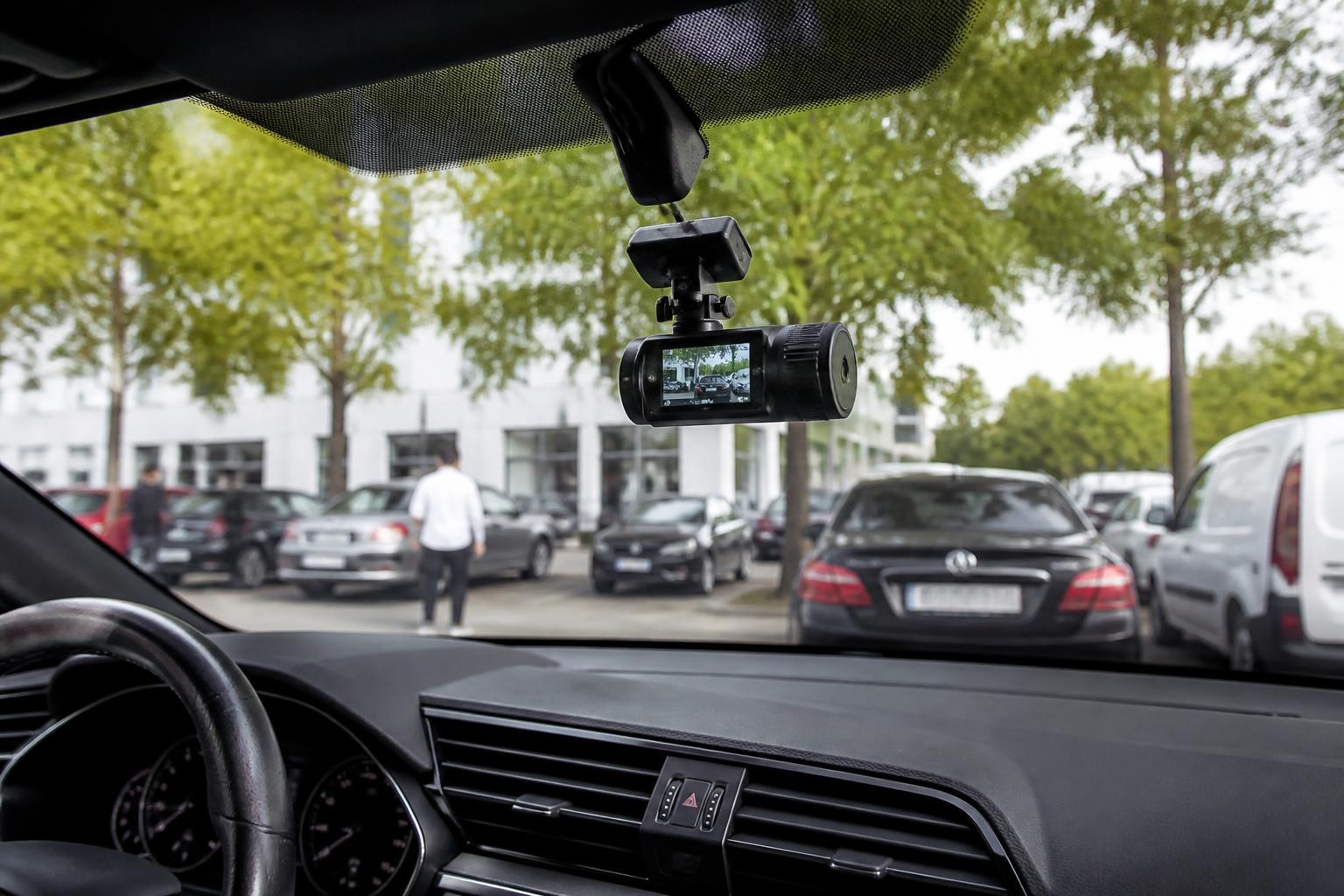 découvrez si la dashcam continue d'enregistrer des images lorsque votre voiture est à l'arrêt, et comment elle peut sécuriser votre véhicule même à l'arrêt.