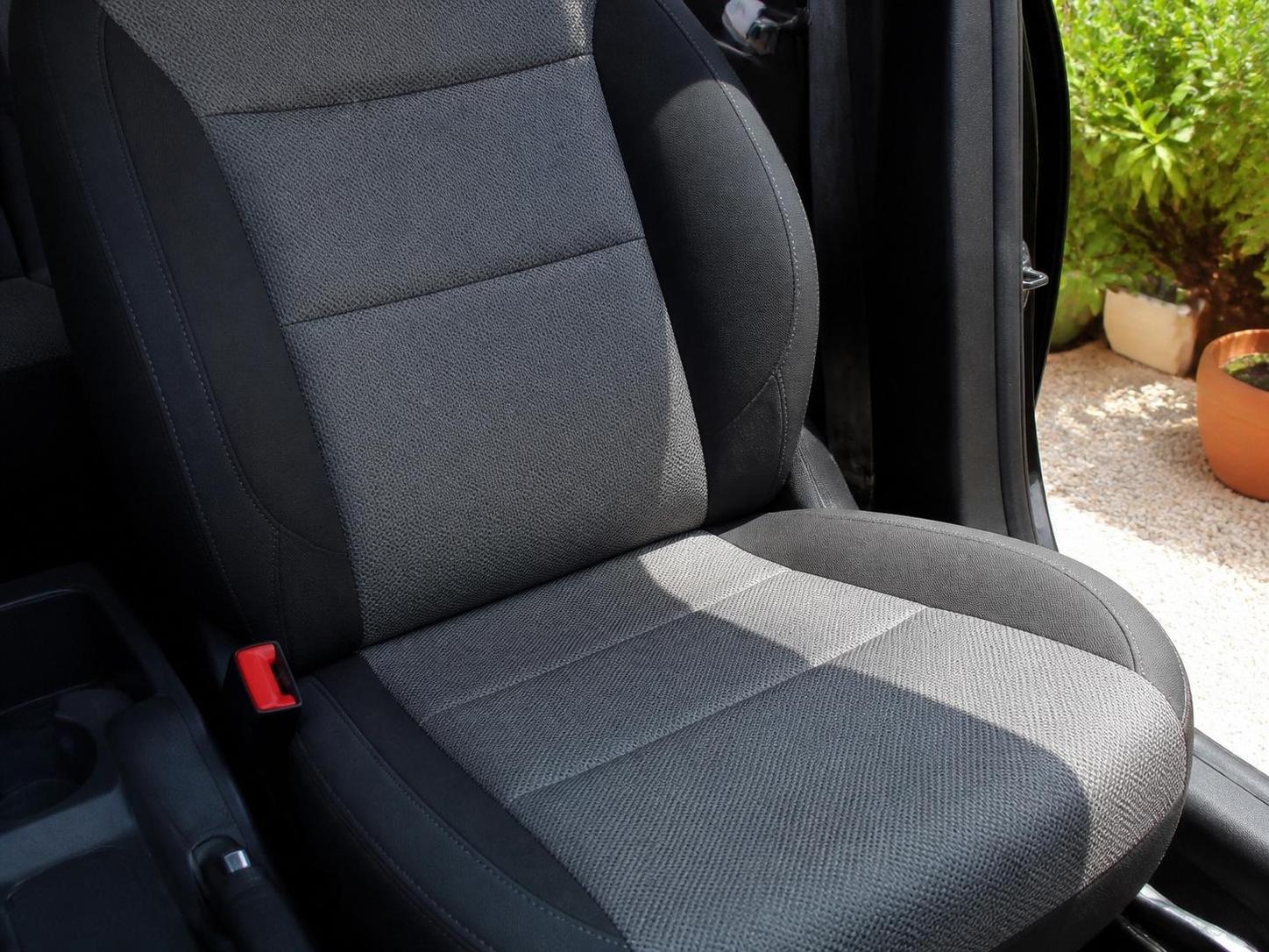 découvrez des astuces maison et conseils de grand-mère pour nettoyer efficacement un siège de voiture et lui redonner tout son éclat facilement.