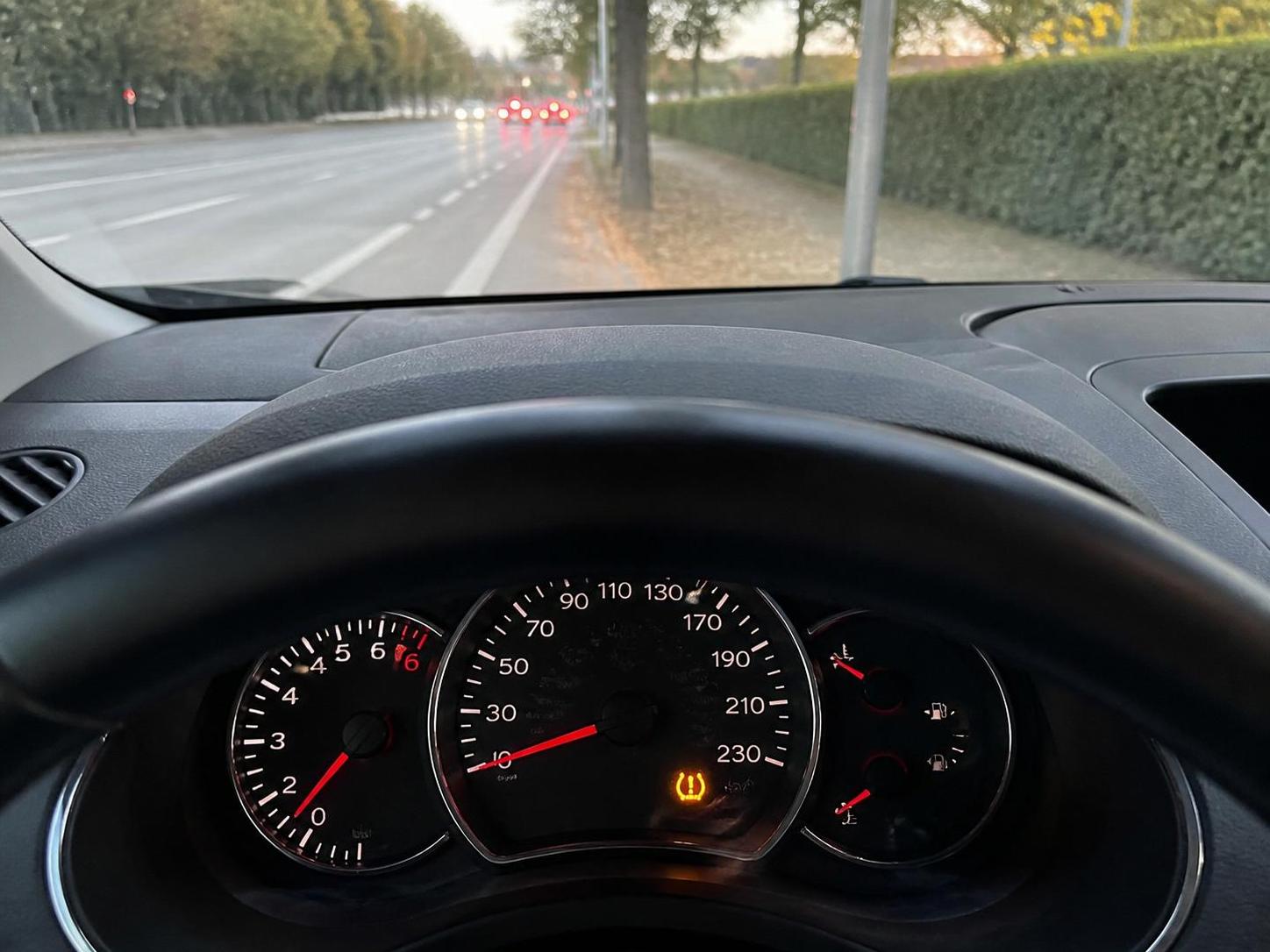 découvrez si vous pouvez conduire en toute sécurité lorsque le témoin de pression des pneus est allumé et quelles précautions prendre pour éviter les risques.