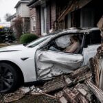 un accident tragique survient lorsqu'une tesla en mode autopilote percute une maison, causant la mort d'une femme. découvrez les détails de cet événement bouleversant.