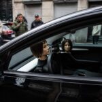 découvrez comment certains propriétaires de tesla utilisent des têtes de poupée pour tromper le mode de conduite entièrement autonome, soulevant des questions sur la sécurité et l'éthique de cette technologie.