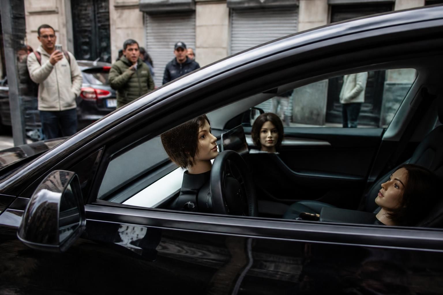 découvrez comment certains propriétaires de tesla utilisent des têtes de poupée pour tromper le mode de conduite entièrement autonome, soulevant des questions sur la sécurité et l'éthique de cette technologie.