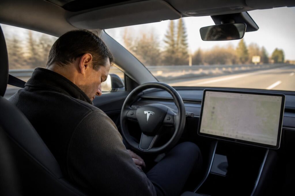 un passager uber capture en vidéo son chauffeur tesla apparemment endormi au volant, soulevant des questions de sécurité lors des trajets.