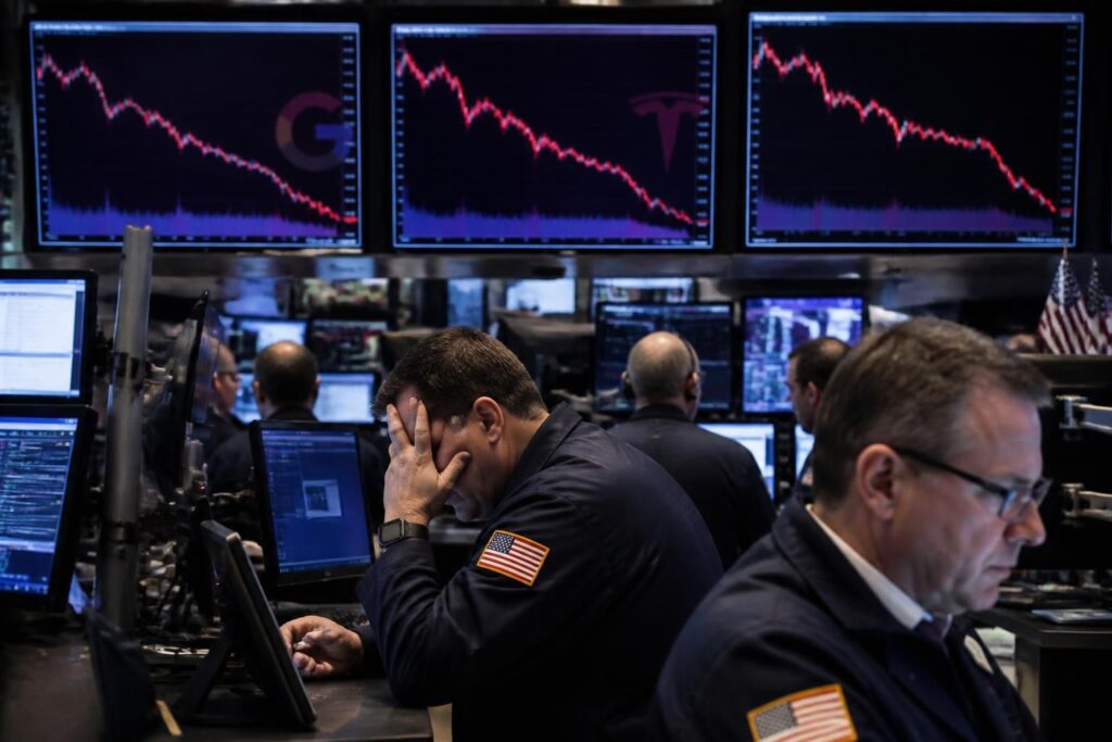 découvrez l'évolution du marché boursier aujourd'hui avec les futures du dow, s&p 500 et nasdaq en baisse, impactés par les performances d'alphabet et tesla.