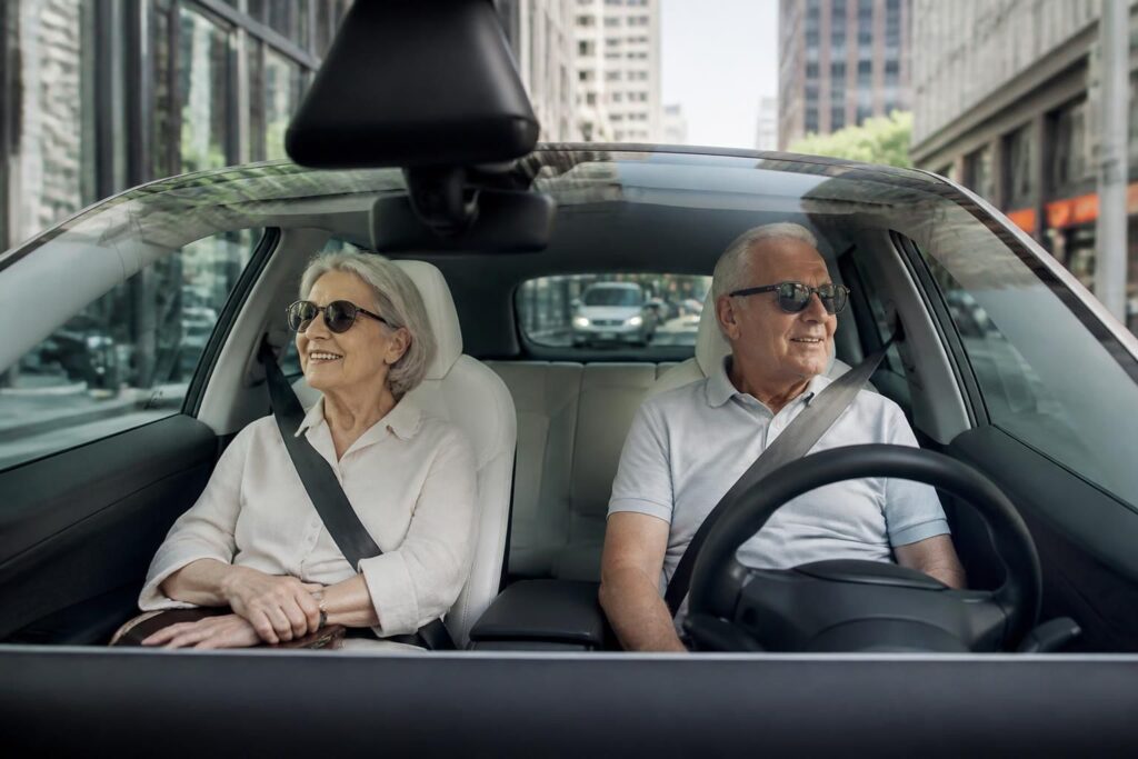 découvrez comment les seniors remplacent le covoiturage en adoptant la conduite autonome tesla fsd, pour plus de liberté et de sécurité lors de leurs déplacements.