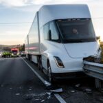 premier accident impliquant un tesla semi : un conducteur s'endort au volant, provoquant un incident majeur. découvrez les détails de cet événement inédit.