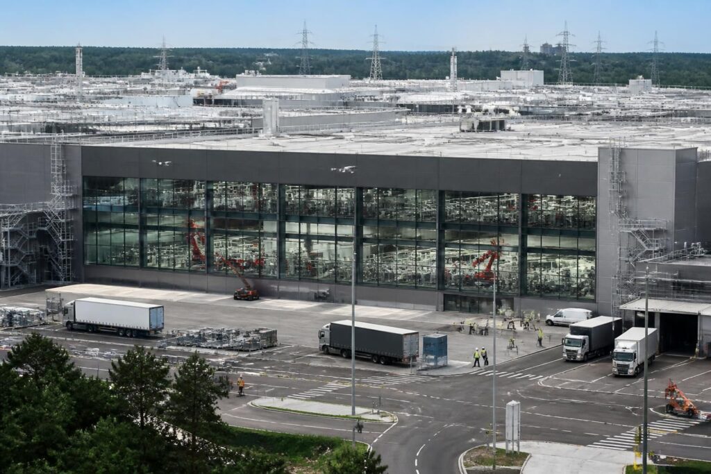 tesla annonce une augmentation de la production à partir de 2026 dans son usine de grünheide, en allemagne, renforçant sa présence en europe et soutenant la croissance de ses véhicules électriques.
