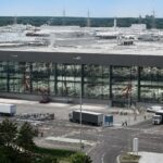 tesla annonce une augmentation de la production à partir de 2026 dans son usine de grünheide, en allemagne, renforçant sa présence en europe et soutenant la croissance de ses véhicules électriques.