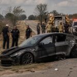un conducteur de tesla inculpé d'homicide involontaire après un accident mortel survenu au texas. découvrez les détails de l'enquête et les circonstances de l'accident.
