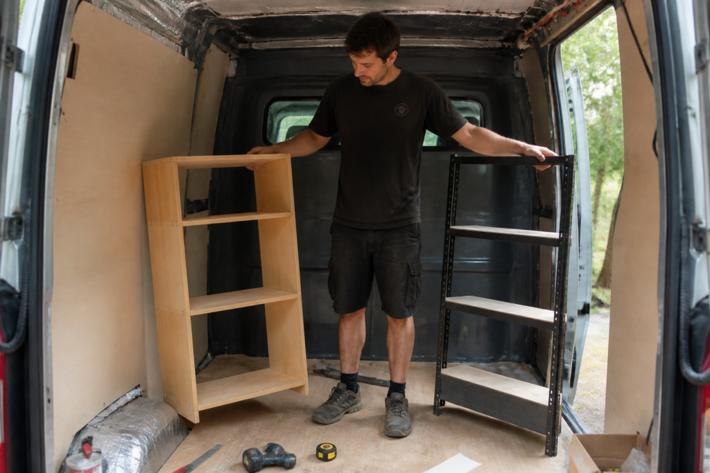 Aménagement utilitaire : bois ou métal, que choisir pour votre fourgon