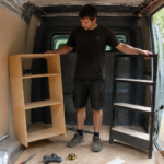 Aménagement utilitaire : bois ou métal, que choisir pour votre fourgon