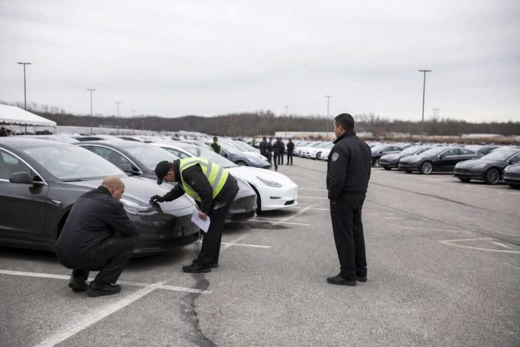 plus de 20 000 véhicules tesla rappelés en raison d'un défaut affectant l'éclairage des phares, pour garantir la sécurité des conducteurs et des piétons.