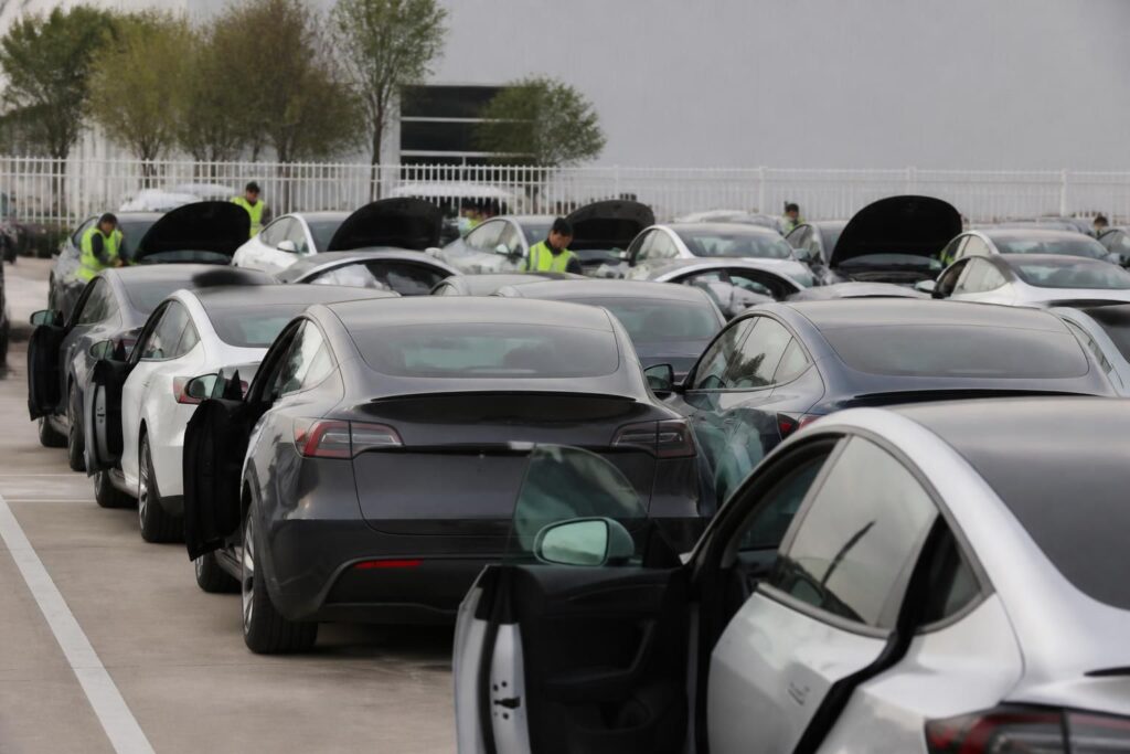 tesla rappelle près de 3 millions de véhicules électriques en chine en raison de problèmes d'ouverture de portes pouvant piéger les occupants, assurant ainsi la sécurité des conducteurs et passagers.