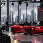 tesla prépare la présentation du roadster avant les livraisons attendues au troisième trimestre, alors que son action recule en bourse.