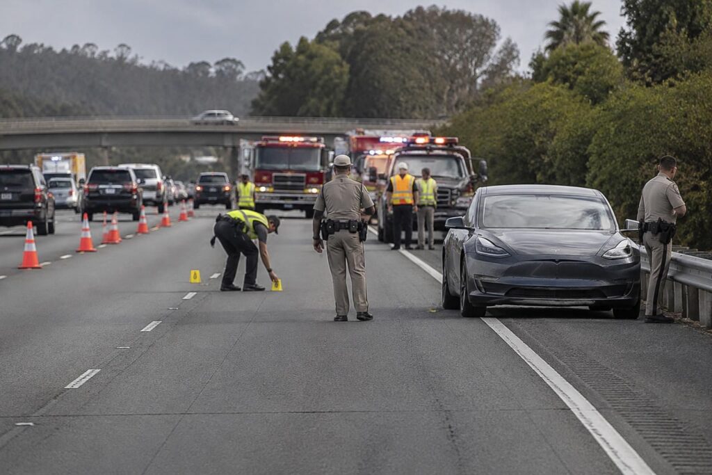 en californie, une tesla en conduite autonome a percuté mortellement un piéton de 71 ans sur une autoroute. les circonstances de l’accident sont examinées.