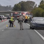 en californie, une tesla en conduite autonome a percuté mortellement un piéton de 71 ans sur une autoroute. les circonstances de l’accident sont examinées.
