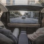 le cybercab de tesla affiche désormais aux passagers la vue de sa caméra arrière, une nouvelle fonctionnalité qui enrichit l’expérience à bord.
