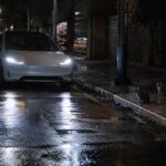elon musk souligne les difficultés des robotaxis tesla la nuit, comparant la détection d’obstacles à des « chatons gris sur fond gris ».