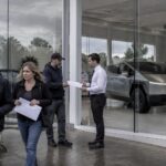 tesla renonce à commercialiser le cybertruck en australie et annonce le remboursement intégral des sommes versées par les clients.